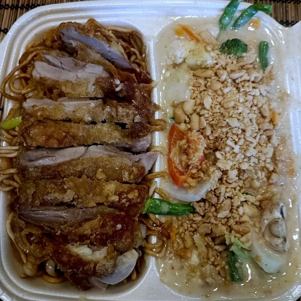 Knusprige Ente auf Nudeln mit gebratenem Reis in der Abholbox