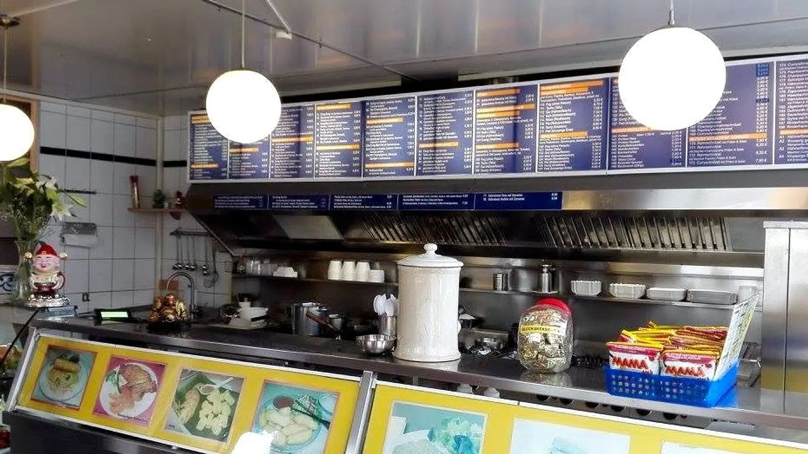 Die Theke des Büsbacher Speisehauses mit den blauen Menütafeln und der Küche dahinter