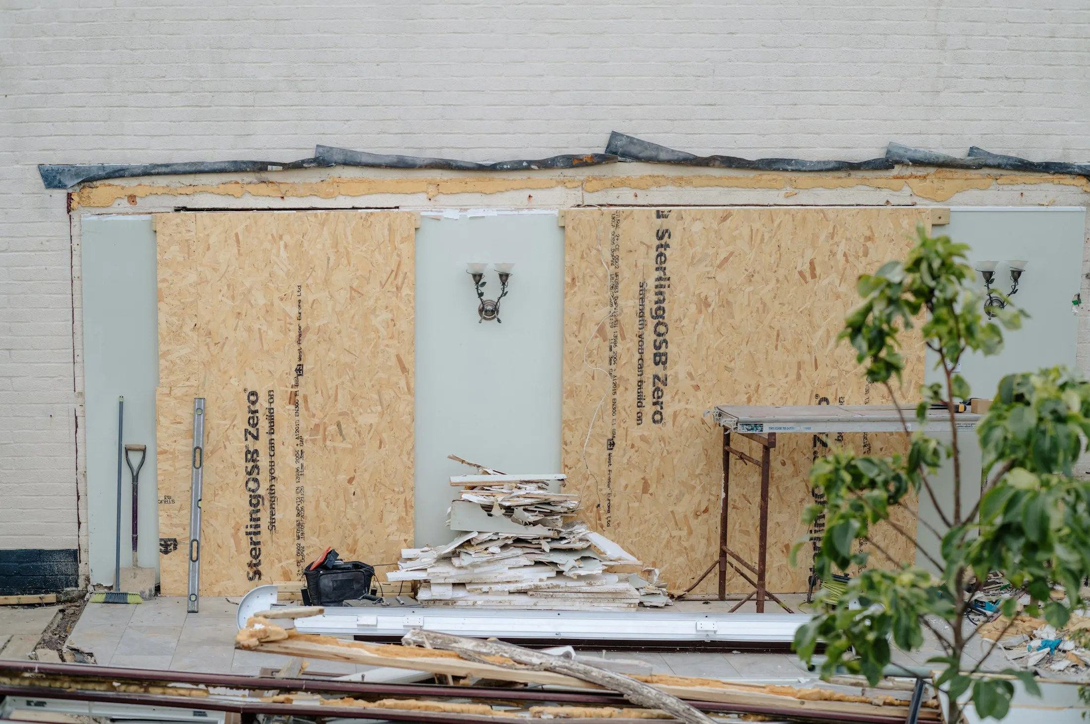 Gebäude in der Sanierung mit neuer Holzständerwand und OSB-Beplankung