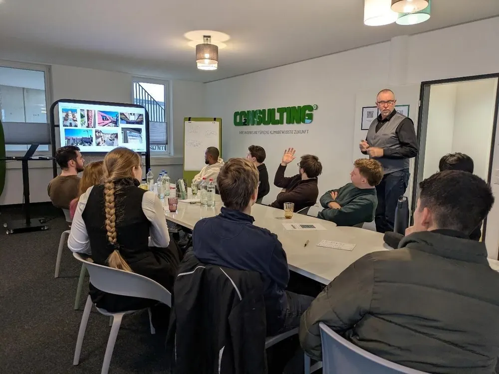 Workshop im Büro von CO2NSULTING in Aachen – das Team bespricht ein Projekt