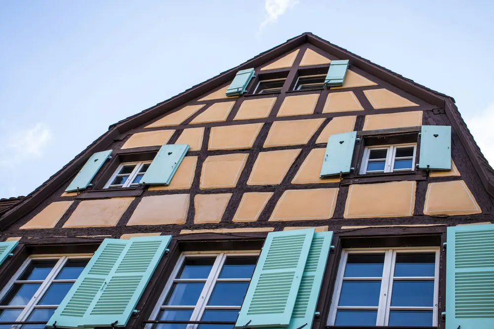 Fachwerkhaus mit hellblauen Fensterläden