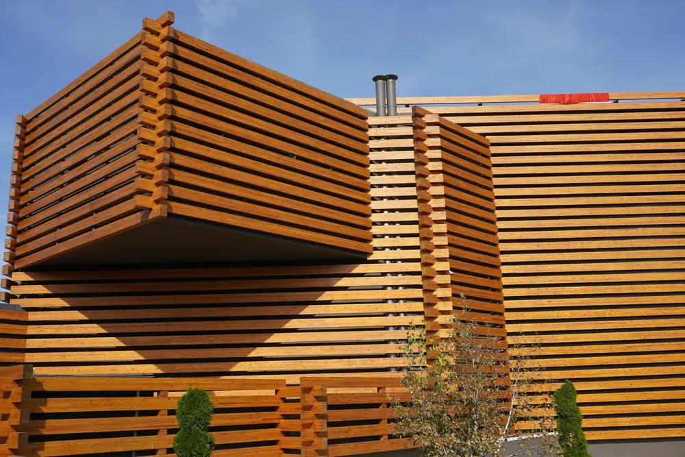 Moderne Holzfassade mit horizontalen Lamellen