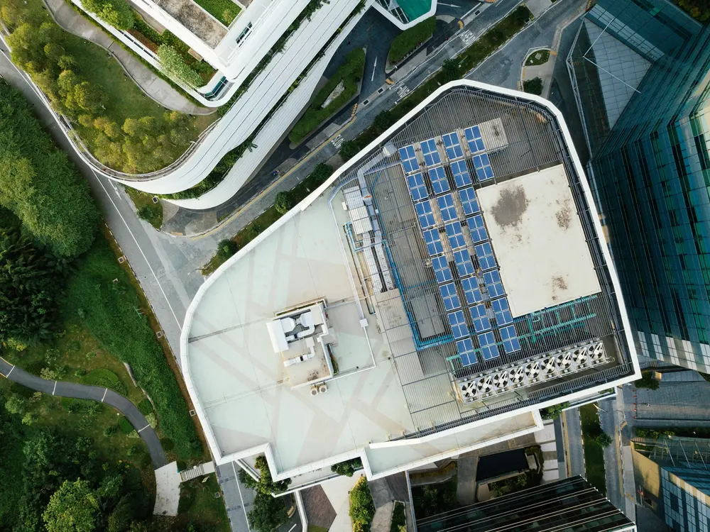 Luftaufnahme eines Gebäudedachs mit Solaranlage