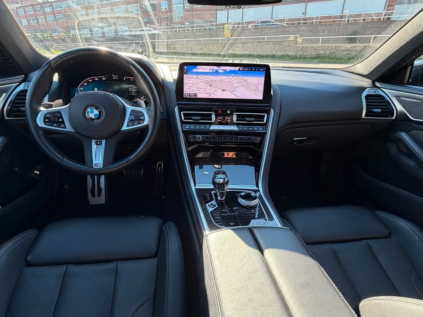 Cockpit eines BMW 840d