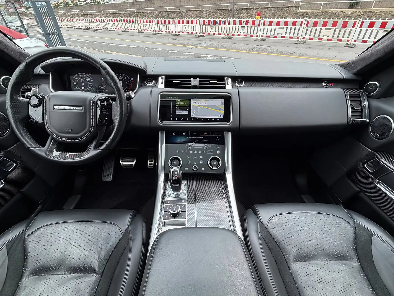 Cockpit eines Range Rover Sport mit Lenkrad und Mittelkonsole