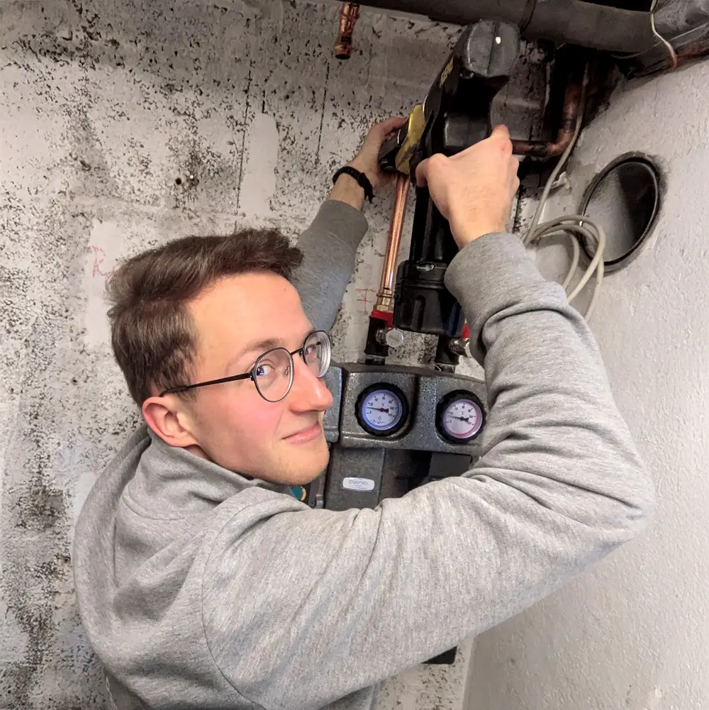 Anlagenmechaniker bei der Heizungsinstallation