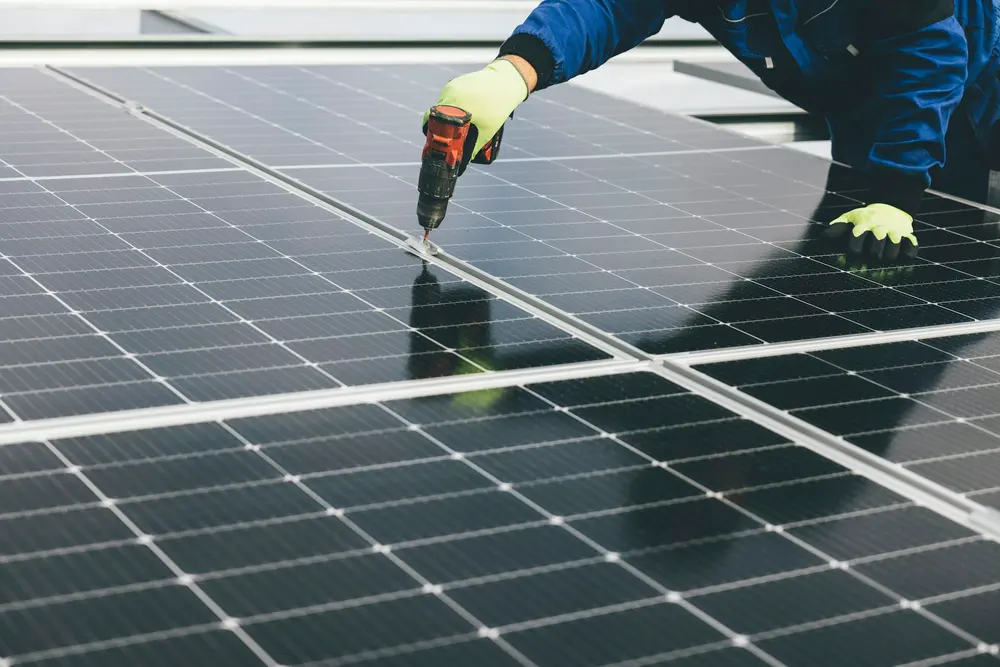Techniker prüft ein Solarmodul