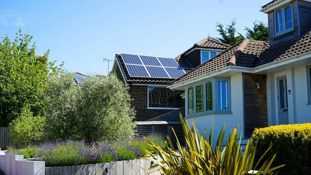 Haus mit Photovoltaikanlage auf dem Dach