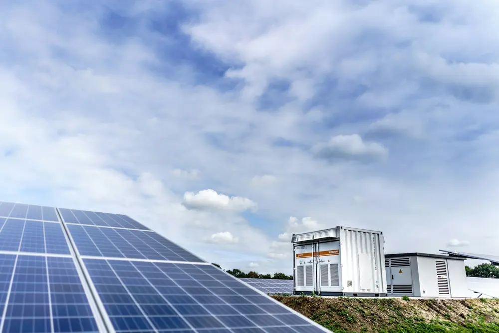 Haus mit Solarmodulen unter blauem Himmel