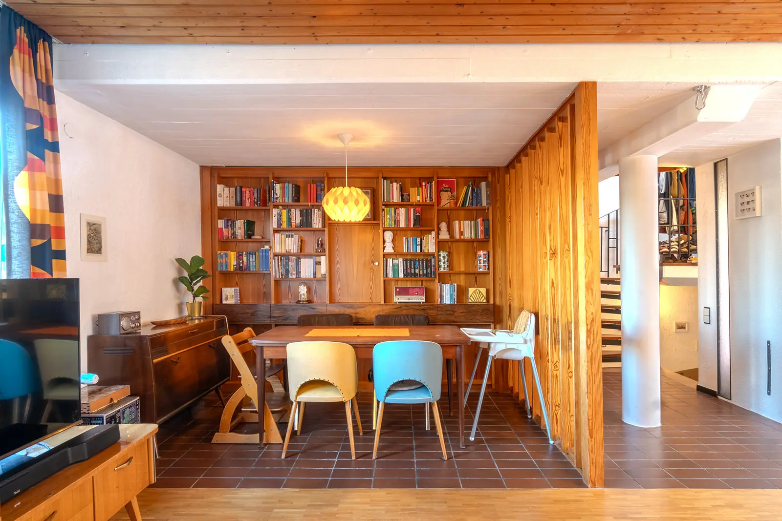 Essplatz mit Bücherwand in einem verkauften Haus