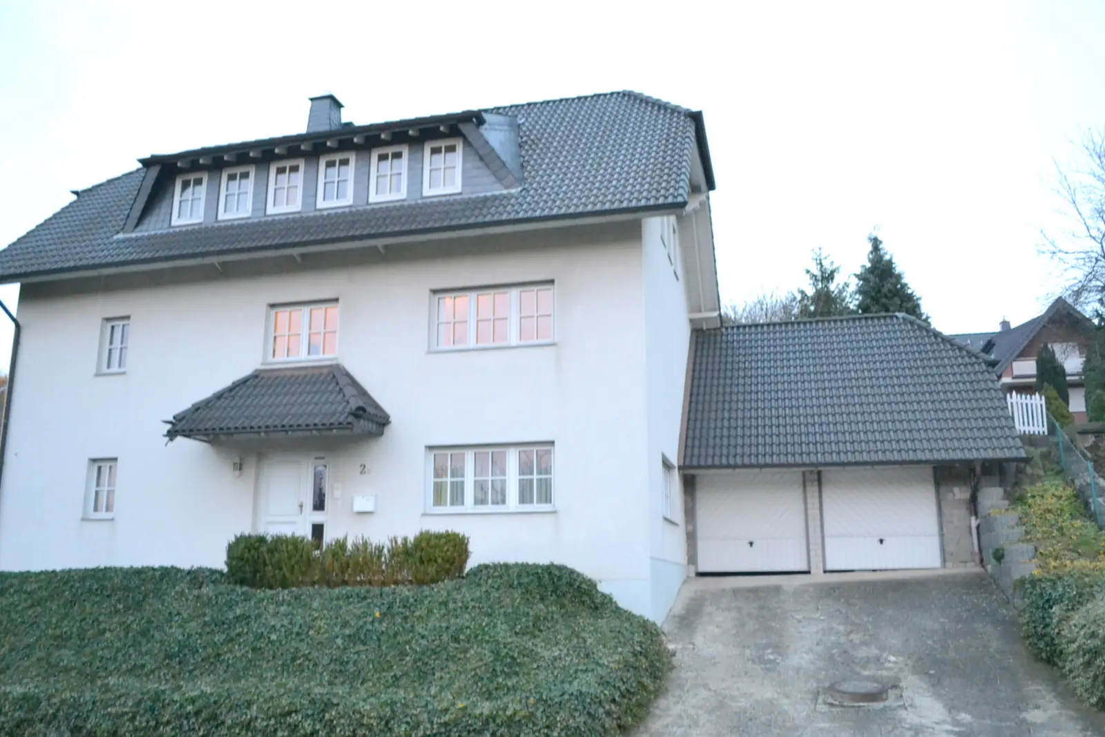 Verkauftes weißes Haus mit Hof