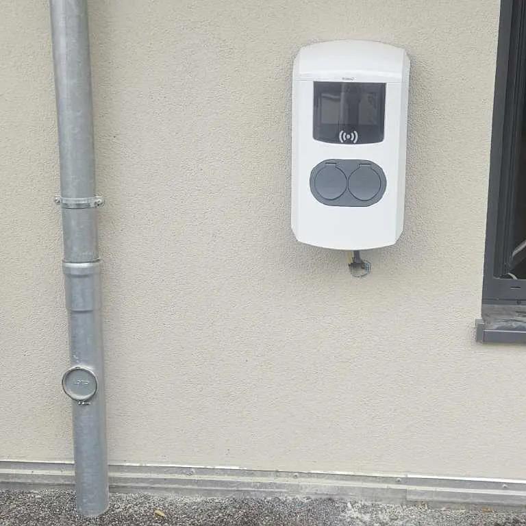Wallbox an einer Klinkerfassade