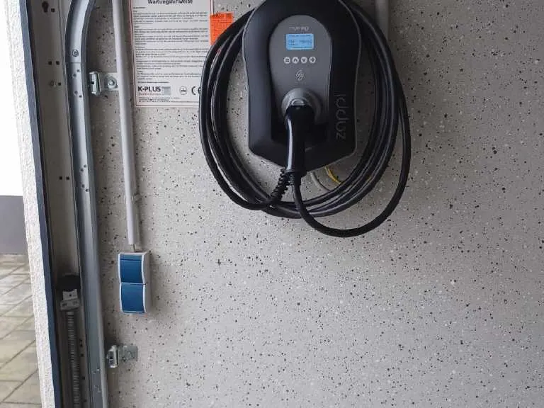 Wallbox mit Ladekabel in einer Garage