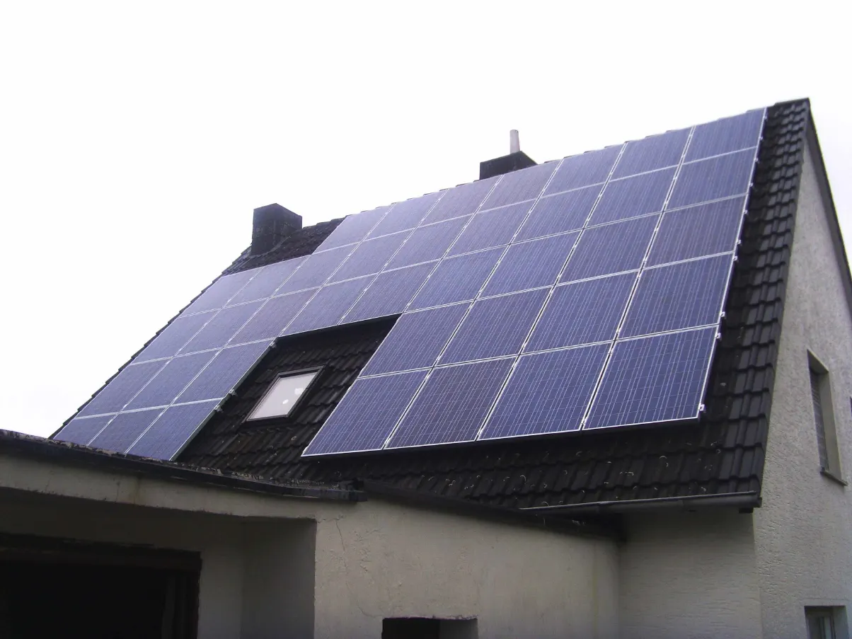 Satteldach mit Photovoltaik-Modulen