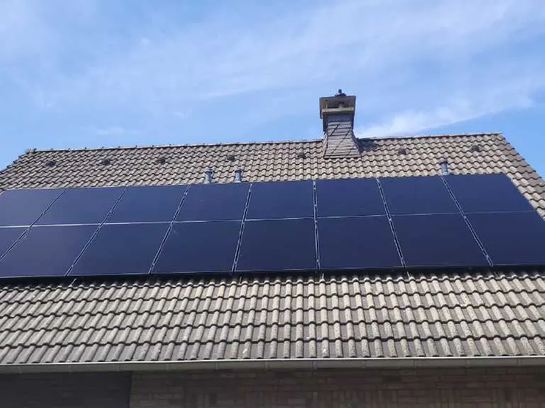 Schwarze Solarmodule auf einem Ziegeldach