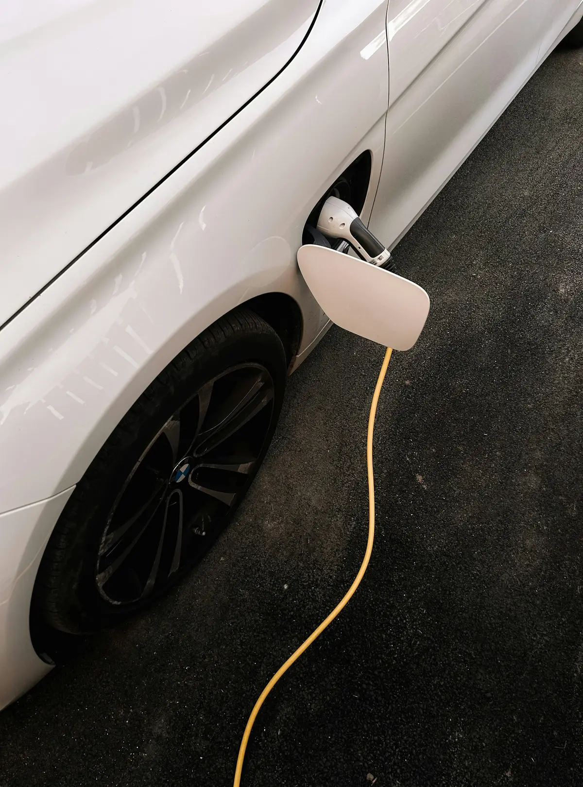 Elektroauto lädt an einer Wallbox